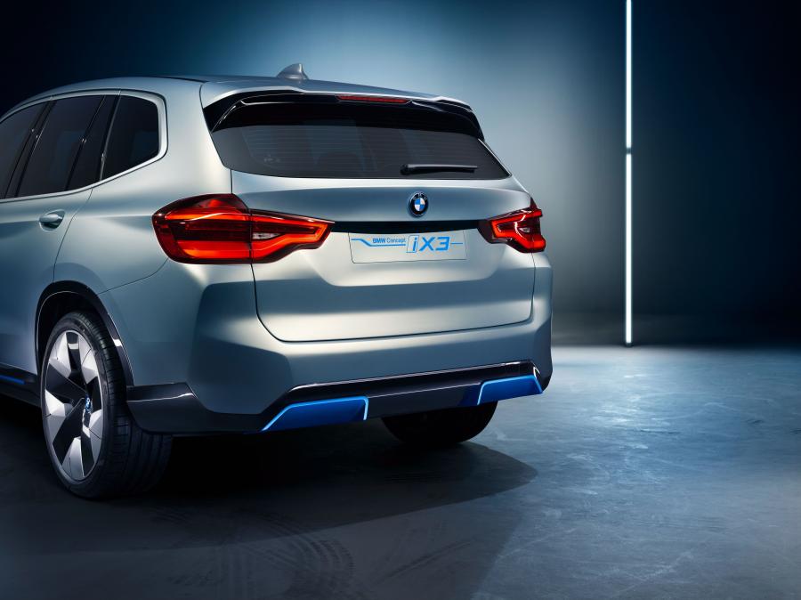  BMW Concept iX3 2018 года  (фото 6 из 17)